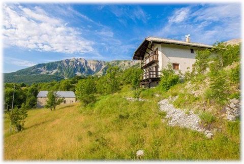 In the heart of a breathtaking panorama, a charming house of 155 m² - ideal cottage or guest room - located on 4500 m² of preserved nature in an exceptional setting! Nestled in the shelter of the immense rock of Bramus and surrounded by green meadows...