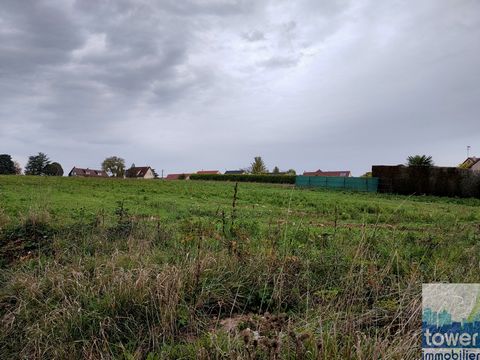Your advisor Stéphane Naubron of the agency tower immobilier available at ... or ... offers: In Issoudun, quiet and close to walking paths, river, and 10 minutes from the city center with its shops, school etc ... A building plot of 935 m2 with 16m o...