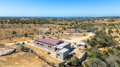 This beautiful 3-bedroom single-storey villa with garage, under construction in a 122.840 sq plot, is located in the parish of Algoz, not far of several amenities such as restaurants, supermarkets, shops, coffees, amongst others and within a 15-minut...