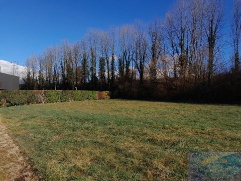Located five minutes from downtown Lourdes, beautiful flat land of 617 m2. Viability nearby. Possibility to acquire a larger plot. Price: 44 900 € including 10.89% commission at the expense of the purchaser including the loan of a moving vehicle. You...