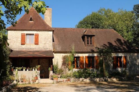 Perigord house with panoramic views of the Beaumont countryside! Price 354.000 euros. Fees: 3.99% VAT including buyer charges, or 340,417 euros excluding fees. This stone house is located in a small hamlet and at the back of the house you can enjoy t...