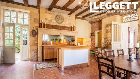 A21971BD24 - Set of two character houses with private courtyard in the heart of the old town of Le Bugue. The Maison de Maître has been beautifully renovated, with great attention and respect to the key features of such building. It has a charming pr...