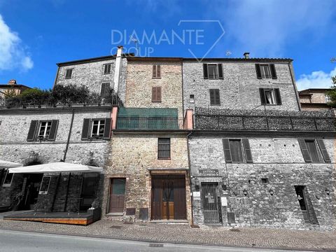 CITTÀ DELLA PIEVE (PG), Historical Centre: Renovated terratetto in stone and exposed brick measuring approximately 160 square metres divided into two units as follows: * Unit 1: Portion of terratetto on 4 levels, with independent entrance from Via de...