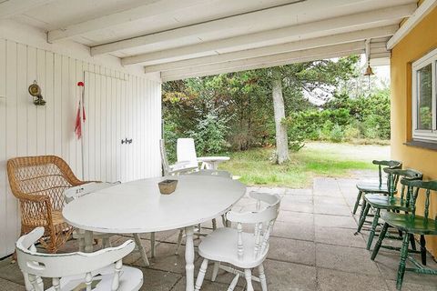 In the attractive nature and holiday area at Bratten Strand, this charming summer house with sauna is close to the grocery store, playground and only approx. 150 m from the lovely, child-friendly bathing beach with jetty. The house is on a natural pl...