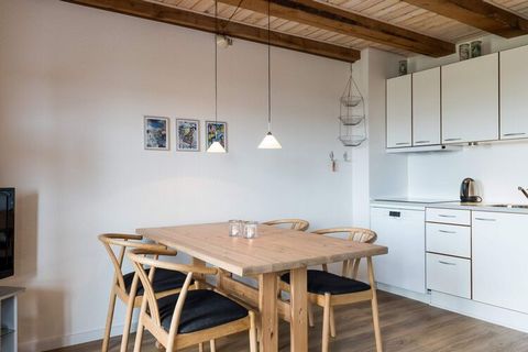 Bel appartement au bout d'un complexe d'appartements & quot; Nordsø Klit & quot; à Henne Strand. L'appartement est situé au sommet d'une dune avec vue sur la ville et la plage d'Henne. L'appartement est meublé avec salon et cuisine en communication o...