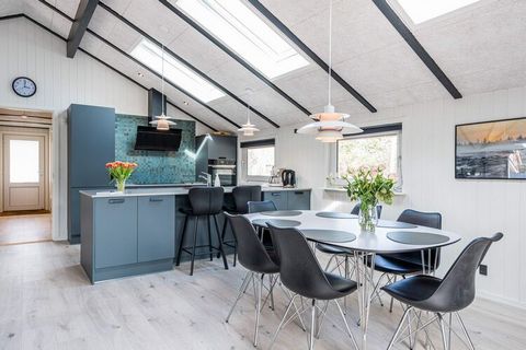 MAX 1 DOG - NO YOUTH GROUPS - NEWLY RENOVATED IN 2021 In the heart of Blåvand is this cozy cottage. The house was originally built in 1992, but has undergone a total renovation in 2021. The house contains a nice new kitchen in open connection with th...