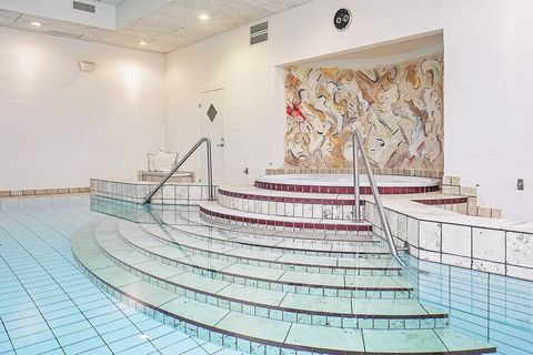 Piękny i przestronny apartament położony na Feriecenter Krøyer's Gl. Skagen z dostępem do wspólnej wanny z hydromasażem, sauny i krytego basenu. Ten gustowny dom wakacyjny ozdobiony wnętrzami autorstwa Philippe'a Starcka i B&O zaprasza na wakacje dla...