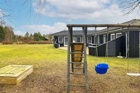 Dieses Ferienhaus mit Sauna und Whirlpool im Haus liegt auf einem Naturgrundstück nahe der Lagune. Das Haus ist gemütlich eingerichtet und hat von den Zimmern und dem Wohnzimmer Zugang zu einer größeren, nach Südwesten ausgerichteten Holzterrasse. Da...