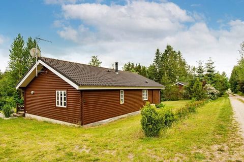 In diesem soliden Ferienhaus, erbaut aus norwegischen Balken, steckt viel skandinavische Gemütlichkeit. Von der Eingangshalle geht es rechts zu zwei Schlafzimmern und zum Bad mit Dusche/WC sowie Sauna und Whirlpool für erholsame Stunden. Es gibt im H...