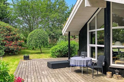 Casa de vacaciones con bañera de hidromasaje y sauna ubicada en una parcela natural aislada y nivelada en un entorno tranquilo y pintoresco junto a Blokhus Strand. La casa fue construida en 1998, mantenida continuamente y hoy parece atractiva y moder...