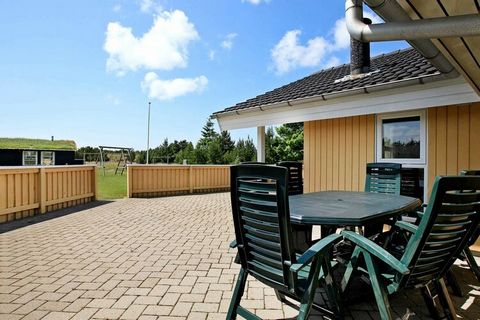 Casa vacanze situata su un grande appezzamento di dune a poche centinaia di metri da una delle spiagge sabbiose più belle della Danimarca e dalla città di Blåvand. Toilette per gli ospiti e un ampio bagno con vasca idromassaggio e sauna. La casa è be...