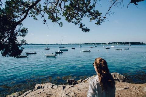 Holidays on the island - in the Gulf of Morbihan! The residence with swimming pool is surrounded by nature and just a few minutes' walk from the beach. The sea is never far away and walkers will appreciate the coastal paths overlooking one of the mos...