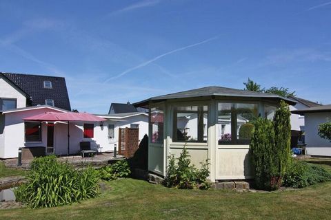 Comfortably furnished holiday homes with WiFi and a barbecue area in the seaside resort of Zinnowitz, just 900 meters from the Baltic Sea. A terrace and a well-kept garden plot for shared use, also with the neighboring property DOS08177, invite you t...