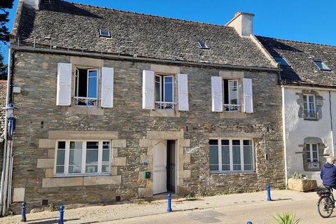 This traditional Breton house with a pretty terrace lined with hydrangeas and agapanthus is located in the heart of Locquirec, just a few steps from the harbour and the first sandy beach. The terrace area is in a quiet position at the back of the hou...