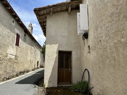 Situated in the heart of one of the most searched after village of the Perigord Vert, right on the border Charente/Dordogne, this lovely house offers bags of potential for a small price. Don't miss this opportunity to make your dreams come true with ...