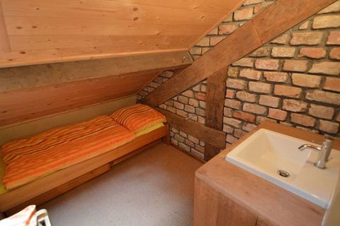 Lodge Maasduinen is made of a lot of wood and natural materials, with large soapstone stoves and handmade furniture. Everything is focused on nature. You will not find a TV here, but you will find a large garden with tree trunk chairs. This house is ...