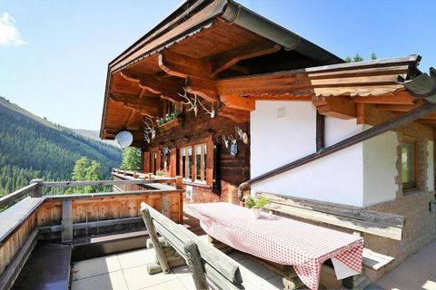 Aujourd'hui, au début de l'été, les alpages et les forêts de tout le plateau autour de Hochfügen redeviennent verdoyants. Les deux appartements de vacances confortables et la cabane, nichés dans les belles montagnes de Hochfügen dans le Zillertal, pr...