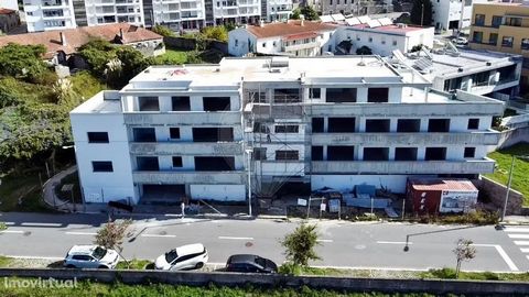 Appartement à vendre dans la paroisse de Vila Praia de Âncora, municipalité de Caminha.   Appartement situé au premier étage d’un immeuble neuf, avec une surface brute de construction de 93 m2, 2 chambres, l’une d’entre elles est une suite et l’autre...