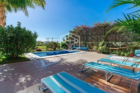 Wir bieten zum Verkauf eine schöne Villa in Amarilla Golf mit herrlichem Blick auf das Meer, den Hafen und den Golfplatz. Auf einem Grundstück von 350 m2 wird auf insgesamt 157 m2 ein dreistöckiges Haus mit 4 hellen Schlafzimmern und 3 Bädern gebaut....