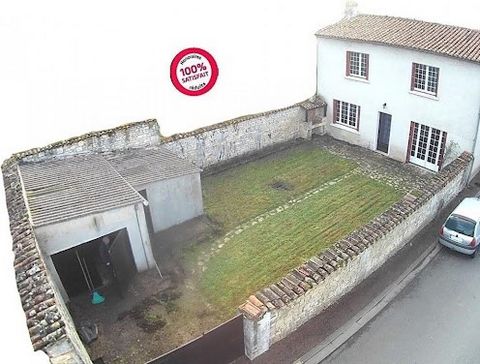 House in Jarnac town 3 Bedrooms with courtyard and garage. Price: 145 990 euros agency fees to be paid by the seller. Real Estate Advisor and Real Estate Expert Jean François Fredon offers you in Jarnac on more than 230 m² of land this real estate co...