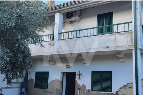 2-storey villa with independent entrance and Ottomatic Gate House with backyard and automatic gate with area to invest, in the village of Alcains. Villa with 4 bedrooms, bathrooms, kitchen, common areas of 3 floors. Outside there is a backyard with f...