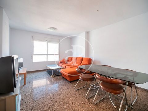 Appartement meublée de 111 m2 avec vues dans la région de Sant Pau, Valencia.La propriété dispose de 3 chambres, 2 salles de bain, 1 place de parking, armoires intégrées, buanderie, jardin, chauffage et concierge. Ref. VV2303067 Features: - Lift - Ga...