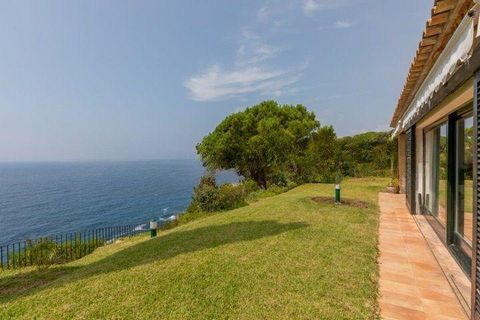 This spectacular villa is placed on a large plot of 3,500 m² located on the cliffs of the Costa Brava, on the seafront, from we can enjoy unbeatable views of the Mediterranean sea. On the ground floor, the living room occupies the central part with a...