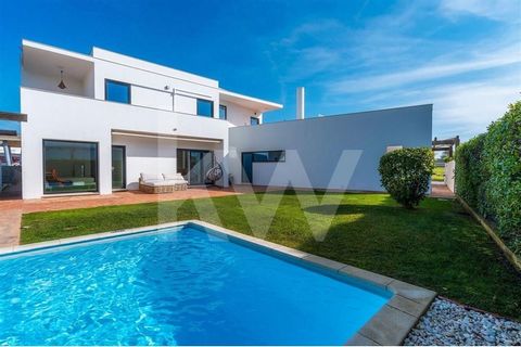 Excellent 3 bedroom villa just 2km from Praia dos Salgados or Praia da Galé, in the parish of Guia and municipality of Albufeira. Completely renovated with high quality materials! Inserted in a plot of land measuring 546m2, with 270m2 of gross constr...