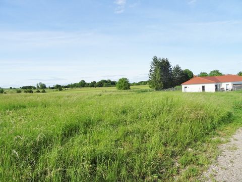 Erwerben Sie dieses Grundstück auf dem Territorium von Vauconcourt-Nervezain. Sie haben 1295m2, um ein schönes Wohnprojekt auf einem bewirtschafteten Grundstück mit freiem Blick zwischen GRAY und VESOUL zu bauen. Ein Muss.