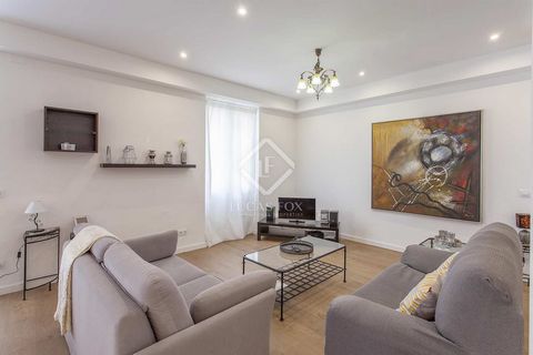 On the third floor of a well-maintained modernist corner building, a few metres from Valencia's main train station- Estación del Norte- and Plaza de Toros, we find this newly renovated apartment with 4 bedrooms and 3 bathrooms. We are welcomed into t...