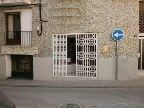 Commercial premises located in the old town of Calpe, Costa Blanca. The Local has an area of 95m2 with 65m2 loft (can be used or demolished). It is located near the Calpe's Cultural Hall and Retiremente Center . Suitable for office, shop and / or war...