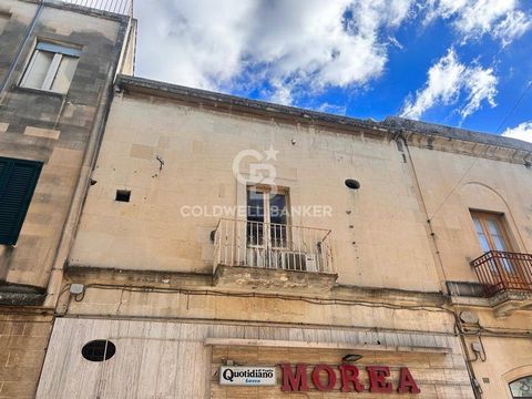 PUGLIA - SALENTO - JERSEYS In the center of Maglie, a few steps from the famous Piazza Aldo Moro, we offer for sale a commercial space with storage, of approximately 63 m2. Equipped with two windows overlooking the city's main street, the property ha...