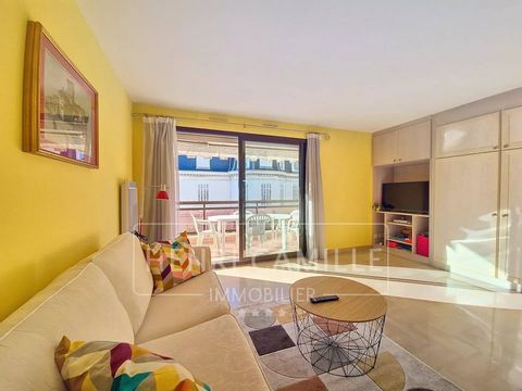 Cannes, in the a residential area, close to the beaches and the town centre (10-minute walk), in a recent building dating from the 90s, attractive 50 m² 2 pieces apartment with all rooms opening onto a large and sunny 18 m² terrace (west-facing). The...