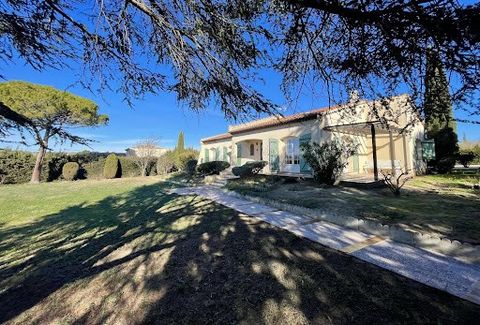 Between Beziers and Narbonne, located in a quiet residential area of the village, on 2770 m2 of wooded park, single-storey villa of approximately 200m2 with large garage and annexes. Beautiful spacious and bright rooms opening onto terraces. Large cl...