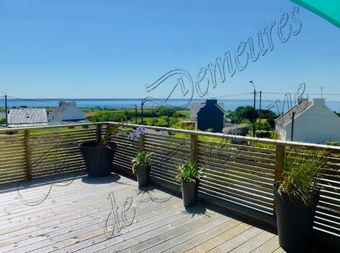 A few minutes from the beach and a few steps from the village center, this beautiful contemporary with an inverted living space offers a panorama of the bay of Douarnenez. Located a few minutes from the heart of the peninsula, this quiet but not isol...