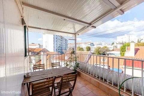 Building in total property, in one of the best areas of Lisbon, consisting of 3 shops, 2 apartments (one on the 1st floor and another on the 2nd floor) and patio. The 2 apartments are currently with short term rentals and shops with recent rental con...