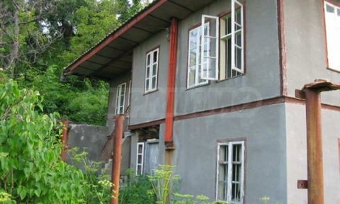 SUPRIMMO Agentur: ... Dieses zweistöckige Haus befindet sich in einem kleinen Dorf 15 km von Tryavna entfernt mit einer Fläche von 120 qm. Im ersten Stock befinden sich vier Zimmer, im zweiten vier weitere. Es gibt kein internes Bad und keine Toilett...