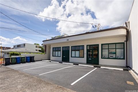 Charming boutique building located on East Manoa Road, rarely available with four units (two commercial, two residential units) servicing all of Manoa Valley and minutes to Midpac, Punahou, University of Hawaii and Kapiolani Hospital. Tenants were va...