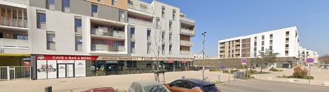 Dpt Rhône (69), à vendre SATHONAY CAMP MURS Local commercial de 290m2 environ + terrasse privative de 82m2, sur place centrale