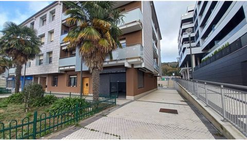 Excellent premises of 75 m2 are for sale / rent in c/ antzieta 31. The property is distributed within 75 m2 in 3 rooms and bathroom. Great showcase, area with a lot of car traffic and next to a children's playground. An area in urban expansion. Oppor...