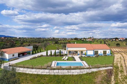 Construction started for a 4 bedroom Farm with 22.560 sqm of land, located in Casável - Santarm with a single-family house with generous areas, 4 bedrooms, quality materials and good finishes. This property is sold key-in-hand. If you like country li...
