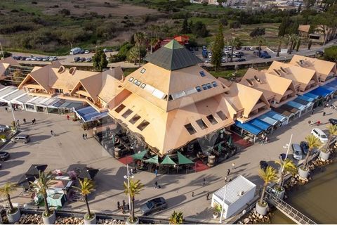 Looking for a unique investment opportunity? We present this charming commercial space for sale with an area of 65 m2 and a bathroom. In Vilamoura Marina, one of the Algarve's most sought-after destinations, it has an attractive location in the Marin...