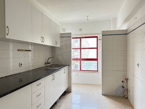 Appartement de 3 chambres, d’une superficie de 92 mètres carrés, est situé à Vila Verde, Figueira da Foz, dans le district de Coimbra. L’appartement dispose d’une salle de bain, de trois chambres et d’une cuisine équipée d’une plaque de cuisson, d’un...