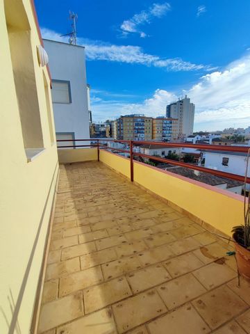 Apartment to reform with four bedrooms and two bathrooms in the best area of the city, next to the road and Cerro Falon, an area very close to the center and the beach with all kinds of services at your fingertips, it has a large terrace with incredi...