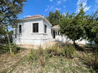Price: €44.990,00 District: Varna Category: House Area: 110 sq.m. Plot Size: 950 sq.m. Bedrooms: 3 Bathrooms: 1 Location: Countryside We offers for sale this charming and very well maintained one- storied house, set on 950 sq.m plot of land in a nice...