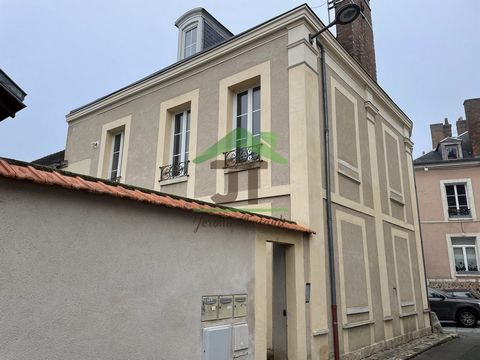 Chateaudun-Patay real estate offers you this building in Châteaudun ideal investor or simply with the possibility of making it a beautiful townhouse with three apartments currently rented consisting of a F2 of 39m2 in the DRC currently rented 390 € /...