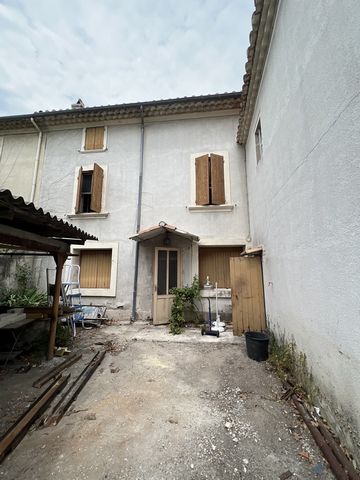 Barbentane ideal investor, large town house of 200m2 in R + 3 with possibility of extension and creation of several housing near the village center with a small courtyard and a garage.