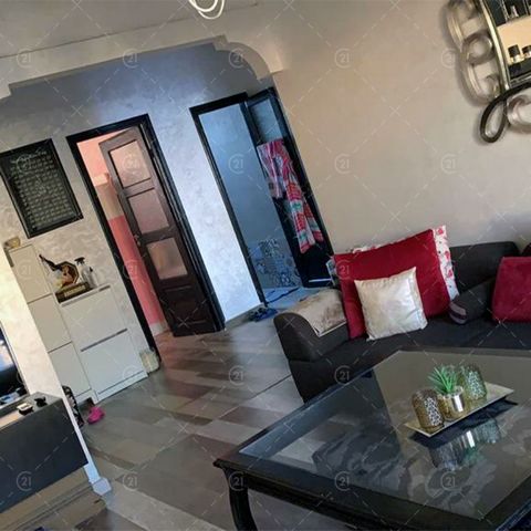 I Casablanca och närmare bestämt i Belvedere-distriktet. Century 21 Tanger erbjuder till salu denna renoverade lägenhet på 81 m2, på 4: e våningen i en antik byggnad. Den har 2 sovrum, ett bekvämt vardagsrum, ett funktionellt kök och ett badrum. En l...