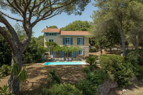 This property offers the rare opportunity to benefit from a large park of more than 2 hectares planted with olive groves and pine trees, whilst being less than 10 minutes from Cannes, on a dominant position with unobstructed views down to the sea. It...
