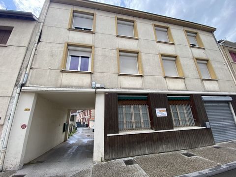 IN SAINT-ETIENNE - LE SOLEIL / PROX DISTRICT. CHATEAUCREUX. AT THE FOOT OF THE TRAM AND COMMODITES. BUILDING CONSISTS OF 4 RENTED APARTMENTS + A COMMERCIAL SPACE: - A F2 of 47,05M2 rented 330 € CC - An F2 of 48,95M2 rented 380 € CC - A F2 of 49,55M2 ...